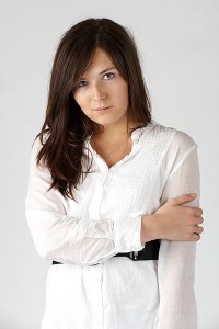400px-Woman_in_white_shirt_on_August_2009_02